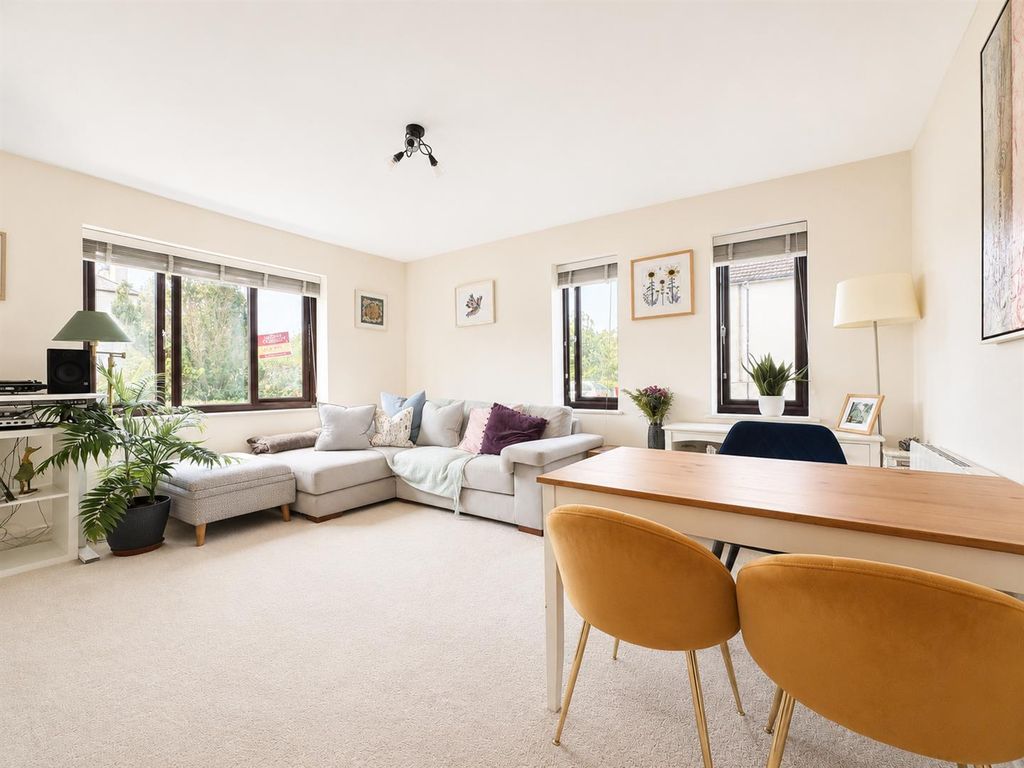 Property photo 2 of 10 Livingroom.Png