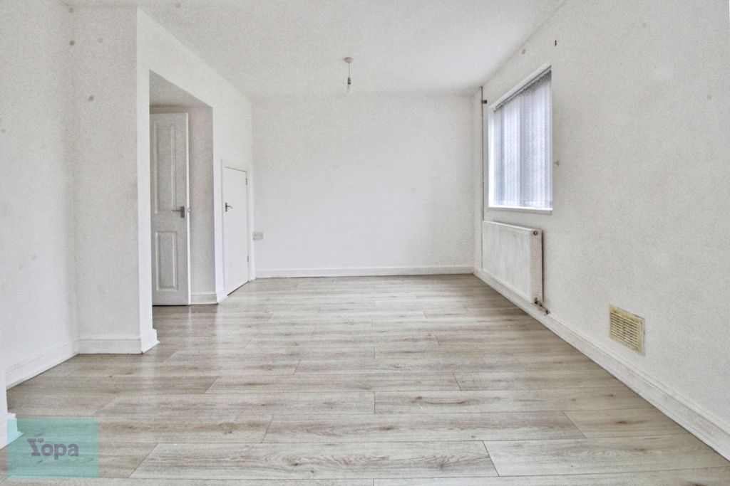 Property photo 3 of 12 44Fe1E9B-Lounge1