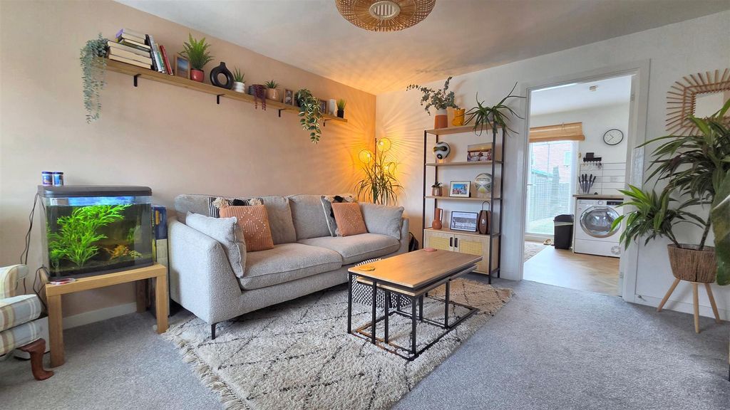 Property photo 2 of 16 Lounge