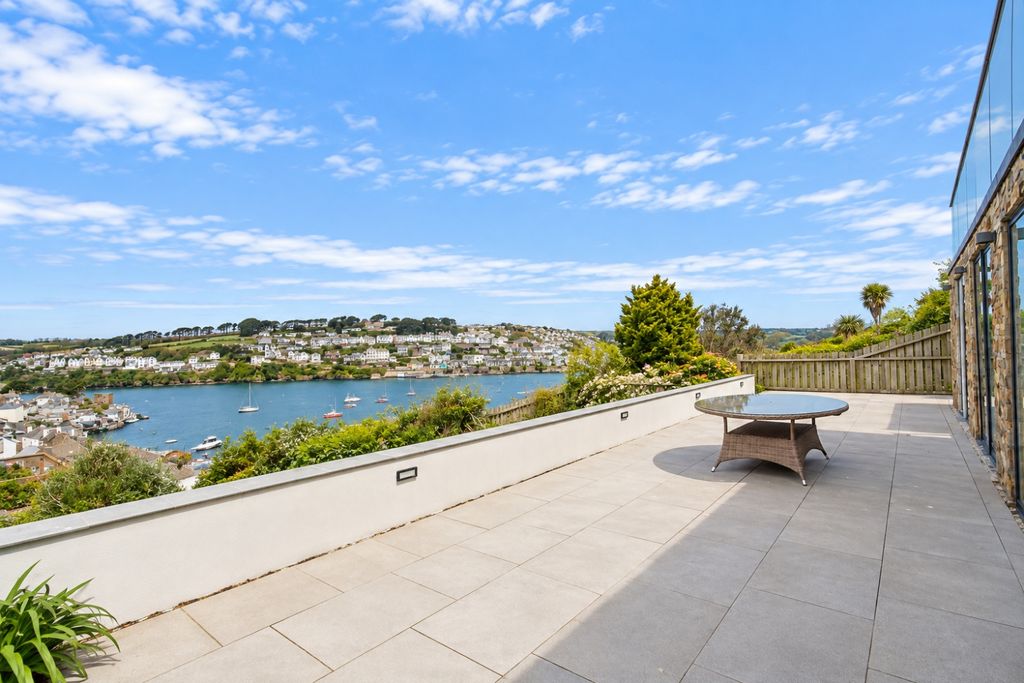 Property photo 2 of 19 Terrace