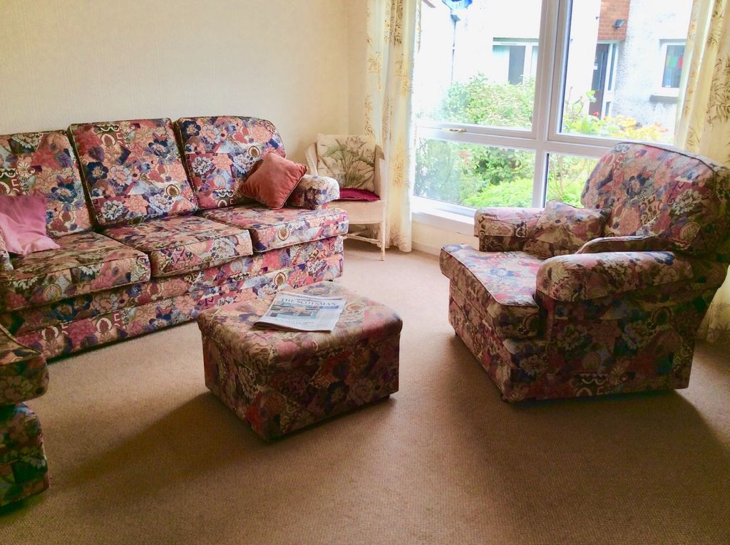 Property photo 3 of 10 Lounge