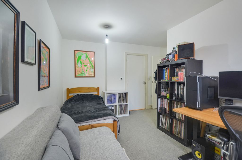 Property photo 3 of 16 Bedroom (2).Jpg