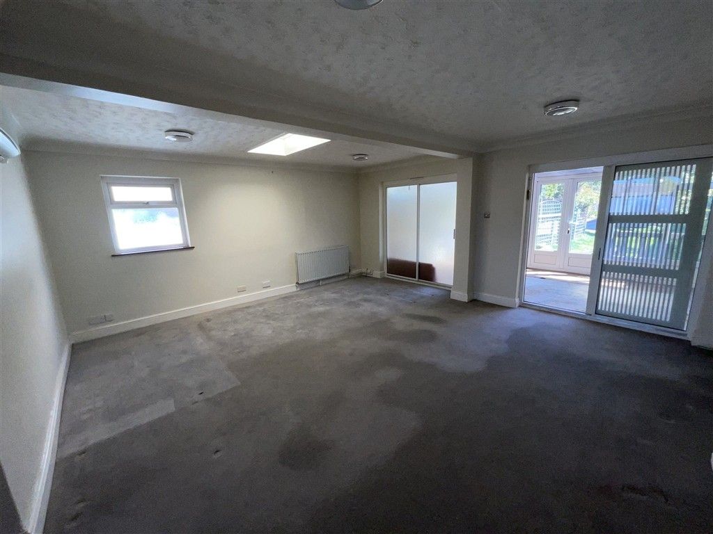 Property photo 3 of 13 Lounge