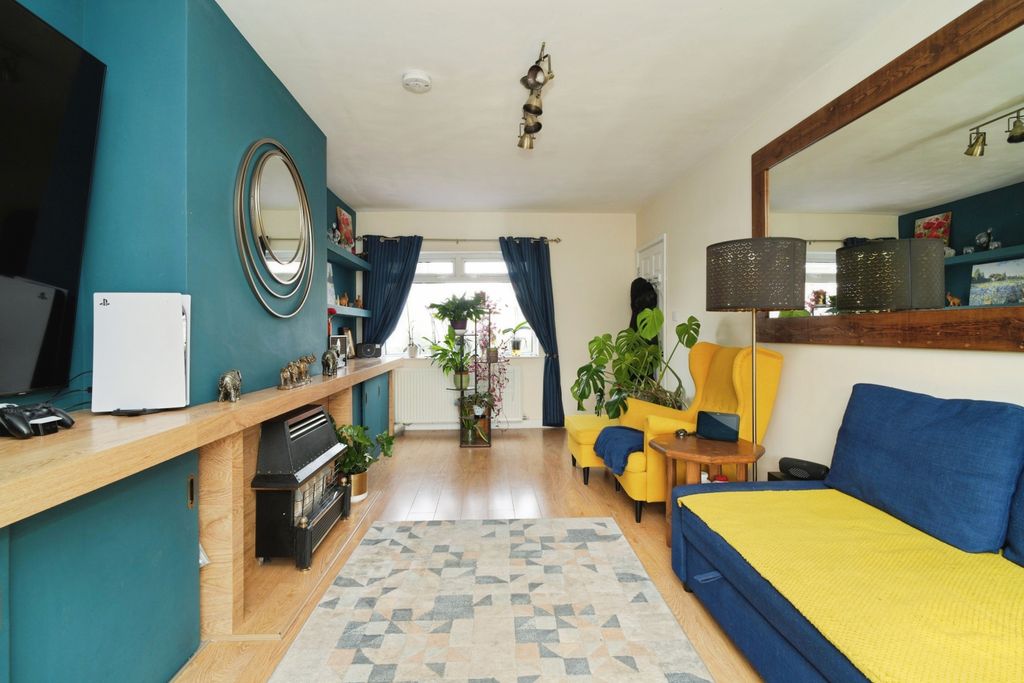 Property photo 3 of 13 Lounge