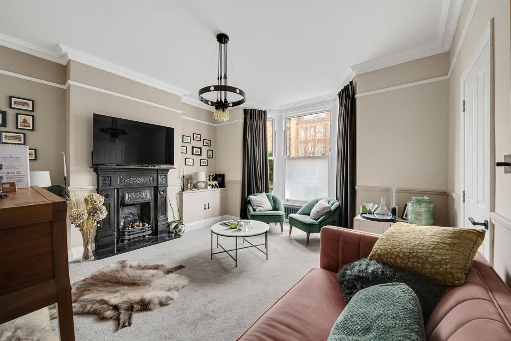 Property photo 3 of 21 Lounge