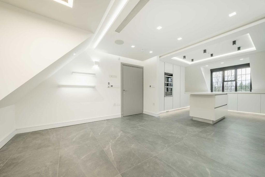 Additional image 5 of 3 bed flat to rentBeech Hill Avenue, Hadley Wood EN4