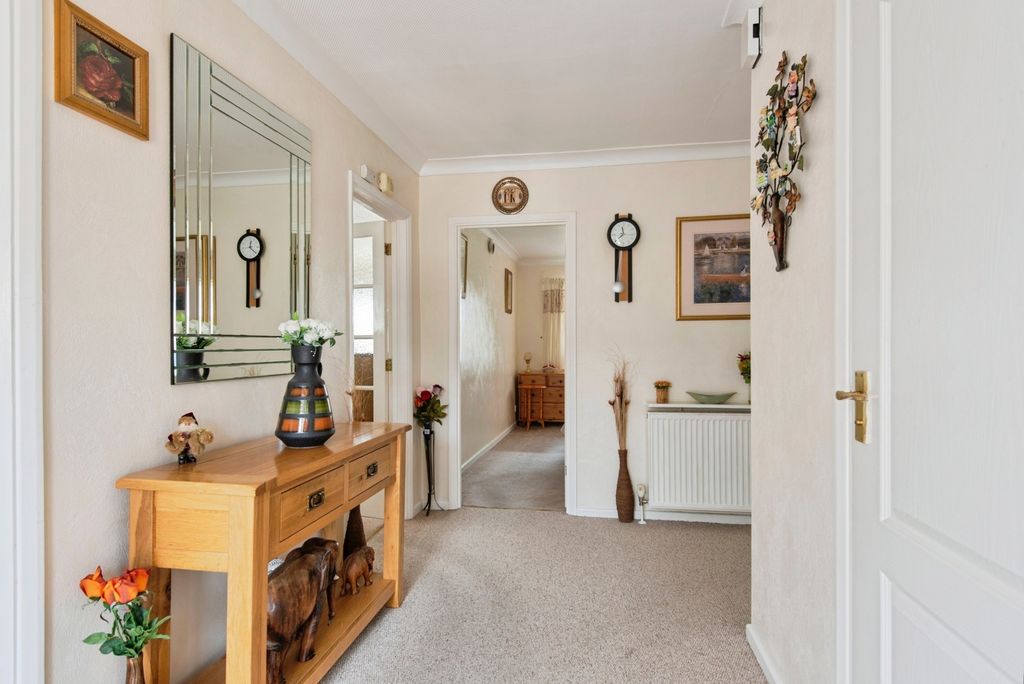 Property photo 3 of 17 Entrace Hall
