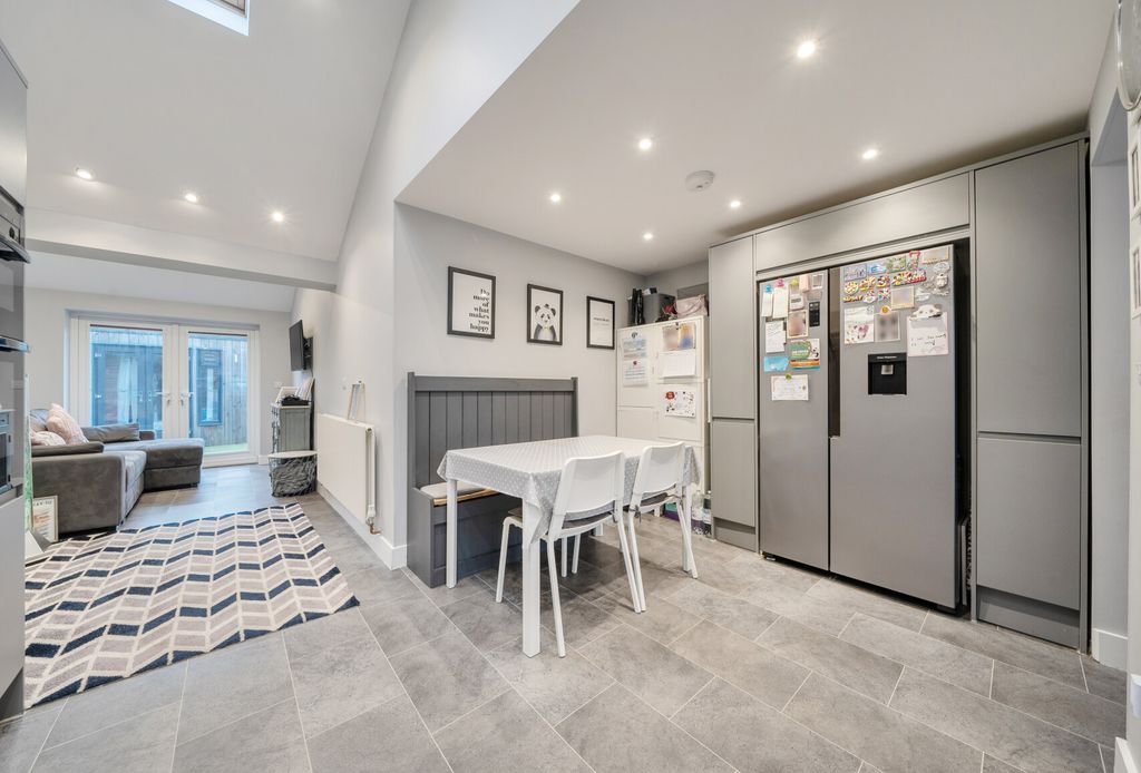 Property photo 3 of 11 1415205-4-698F48A...