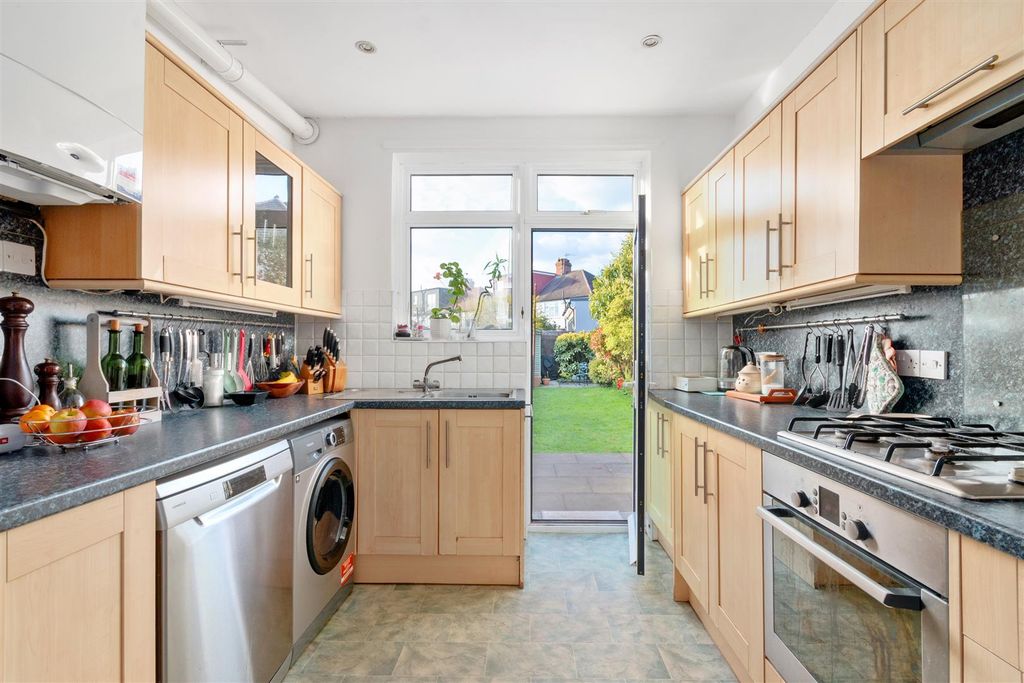 Property photo 3 of 11 Kitchen