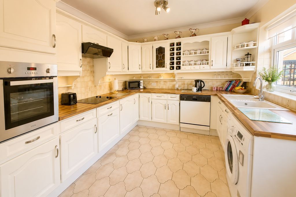 Property photo 3 of 10 Kitchen