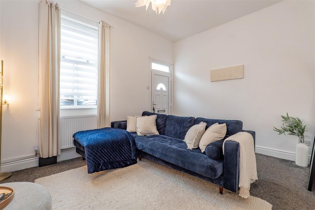 Property photo 2 of 17 Lounge