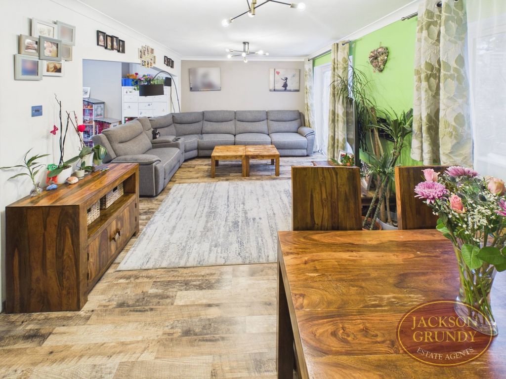 Property photo 2 of 14 Friars Avenue
