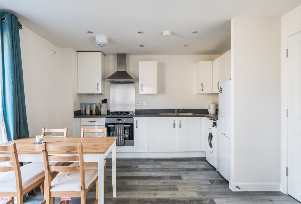 Property photo 3 of 10 1383264-11-692040...