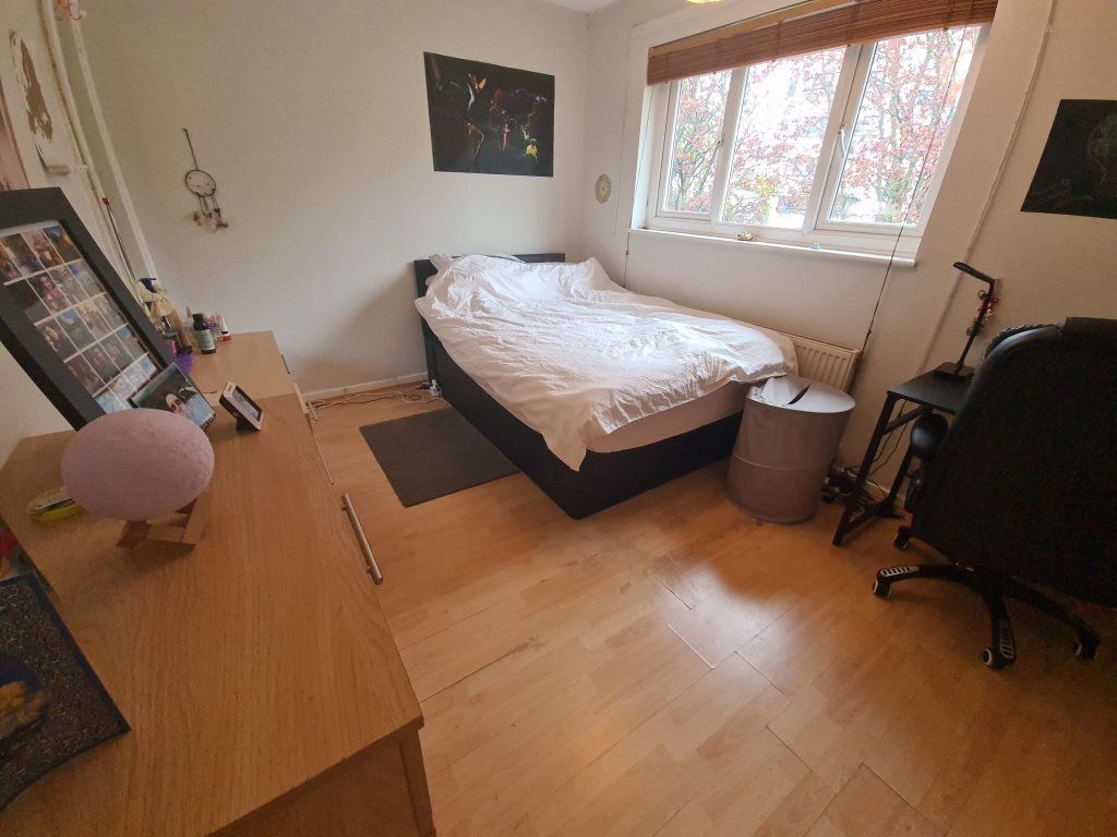 Property photo 2 of 16 Bright, Tidy Double Bedroom With A Comfortable Dou...