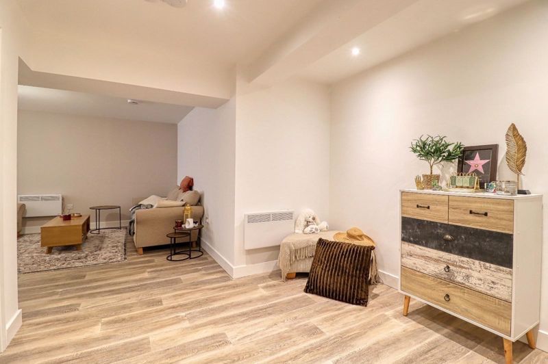 Property photo 1 of 9 Entrance Hall