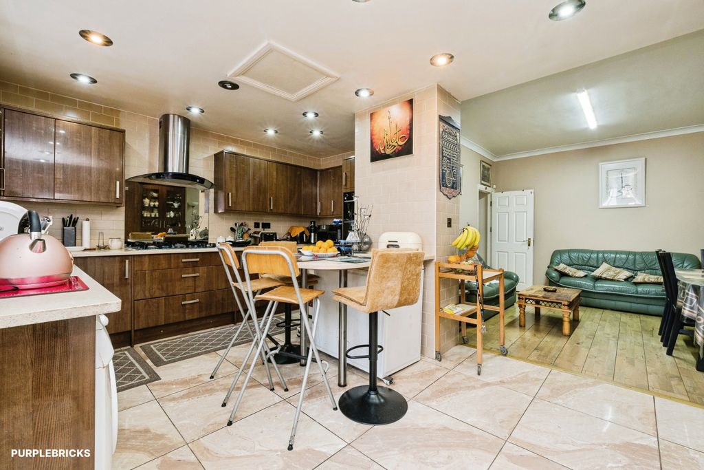 Property photo 2 of 34
