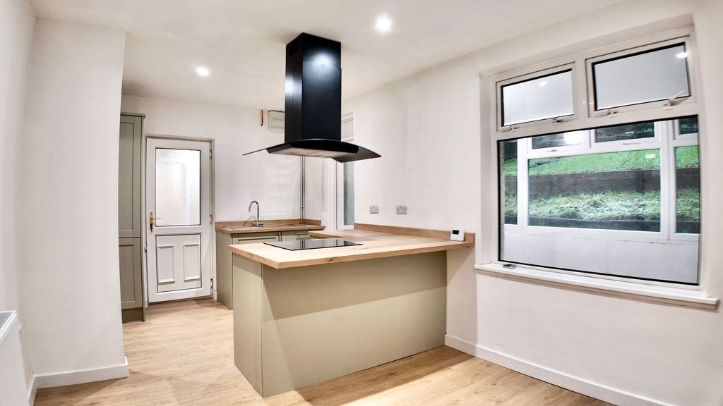 Property photo 3 of 35