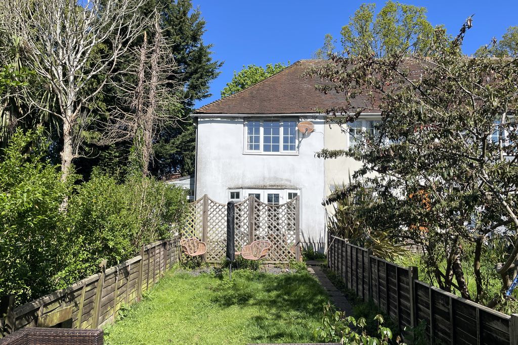 Property photo 1 of 17 24 Tilmore Road, Petersfield, Hampshire, Gu32 2Hh