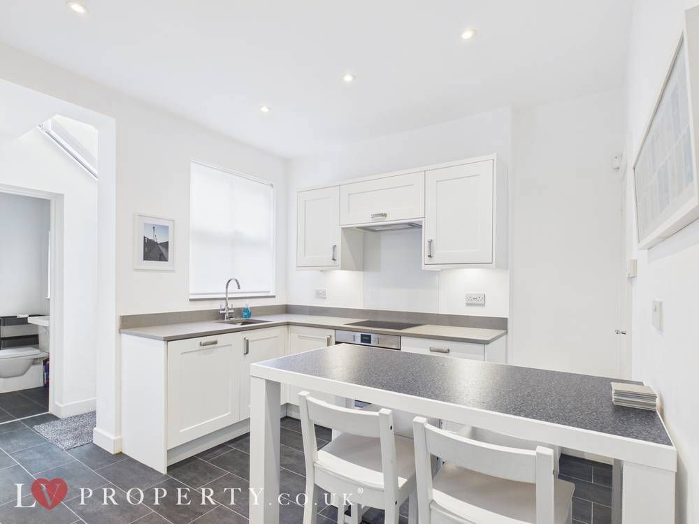 Property photo 2 of 11 Giraffe360-Still004