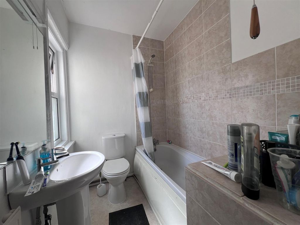 Property photo 1 of 12 Bathroom.Jpg