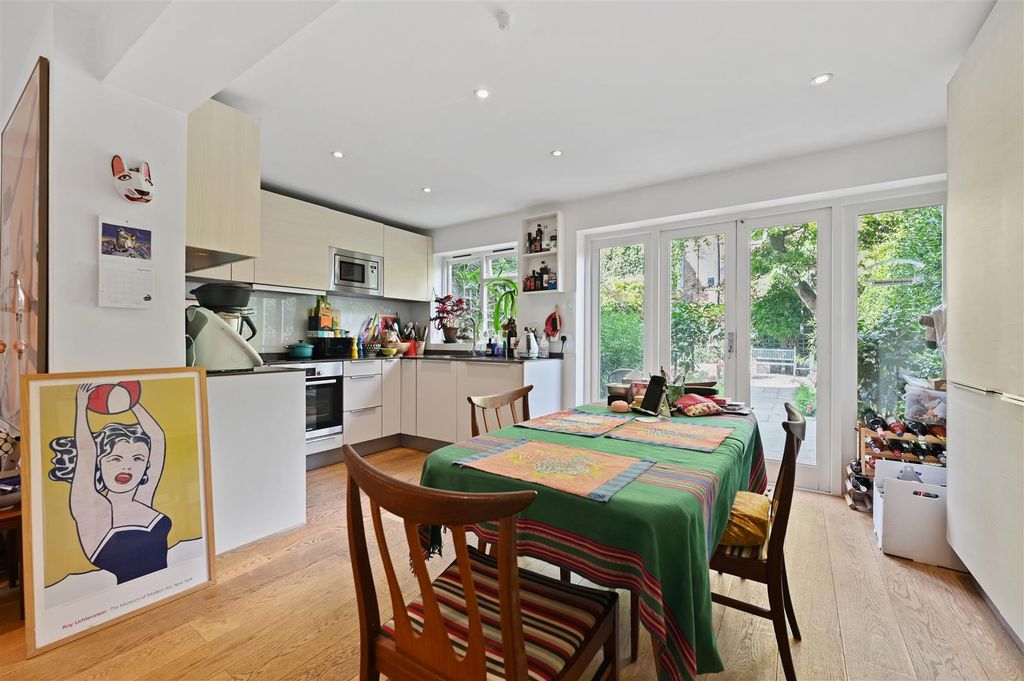 Property photo 2 of 11 Batoum Gardens