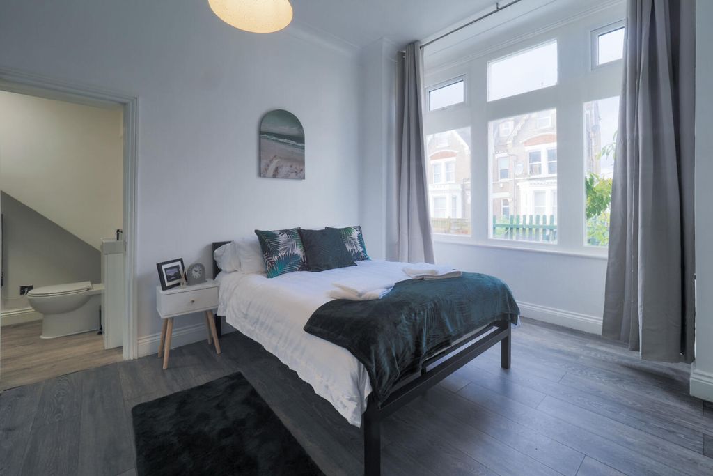 Property photo 3 of 52 Bedroom