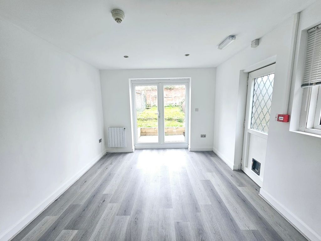 Property photo 2 of 11 Kitchen