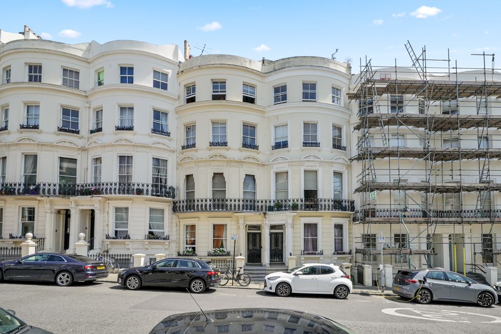 Property photo 2 of 18 Basement Flat, 88 Lansdowne Place, Hove, Bn3 1Fh