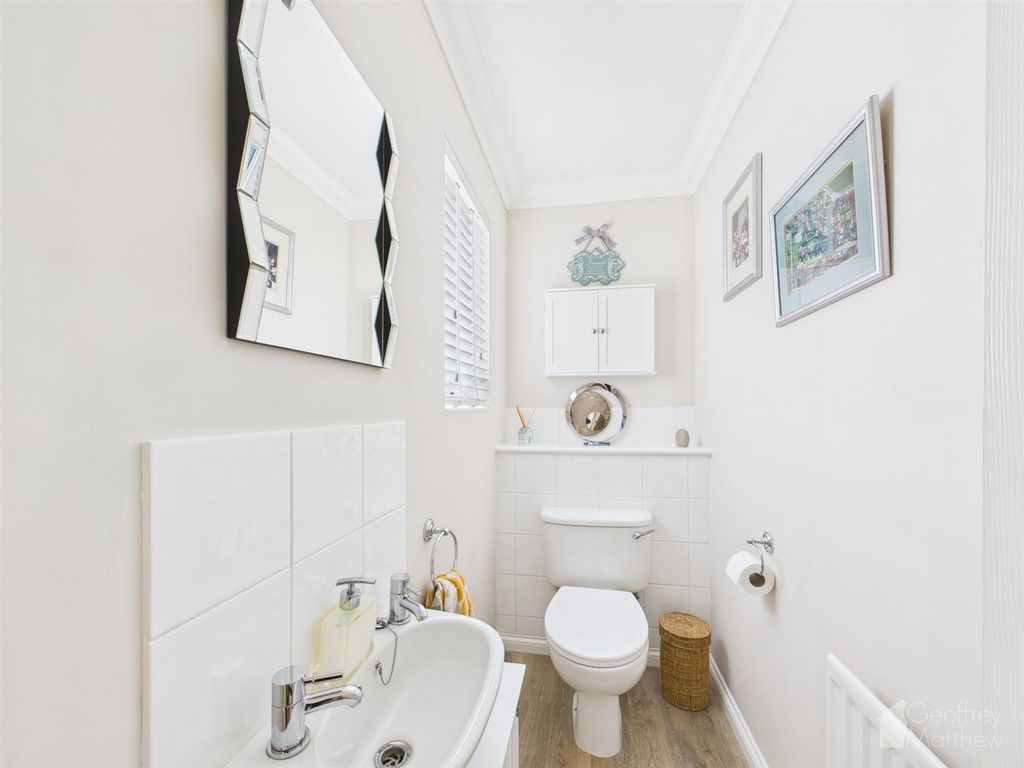 5 bed detached house for saleBlacksmith Close, Bishop's Stortford CM23 photo 5