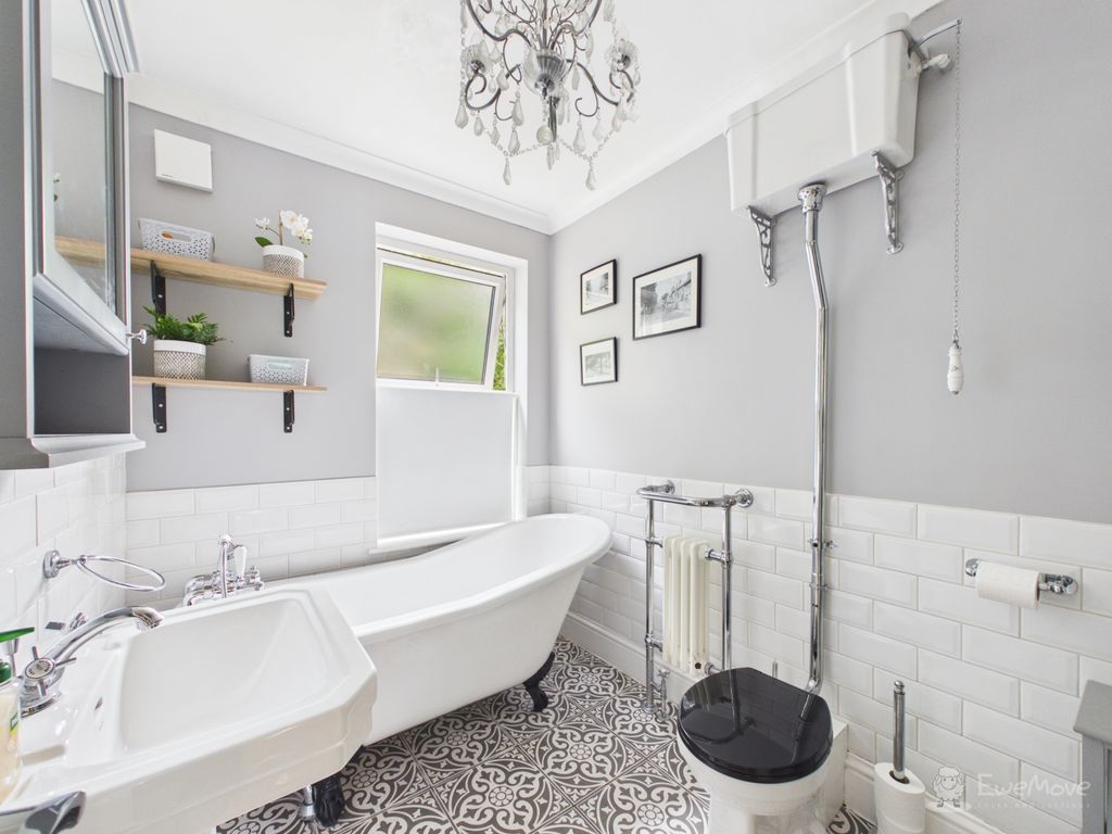 Property photo 3 of 18 Bathroom- Mark Stephens Ewemove Newmarket And Soha
