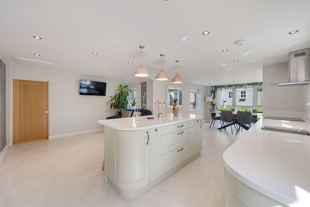 Property photo 3 of 21