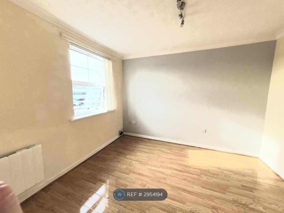 Property photo 3 of 9 Spacious Lounge