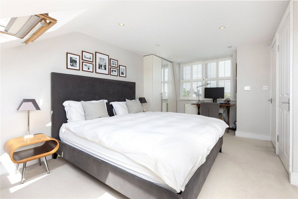 Property photo 3 of 10 Bedroom