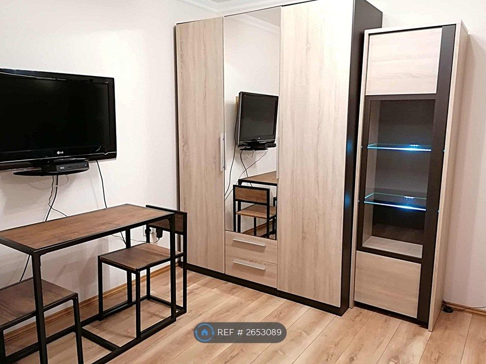 Property photo 2 of 7 Living Space &amp; Wardrobe