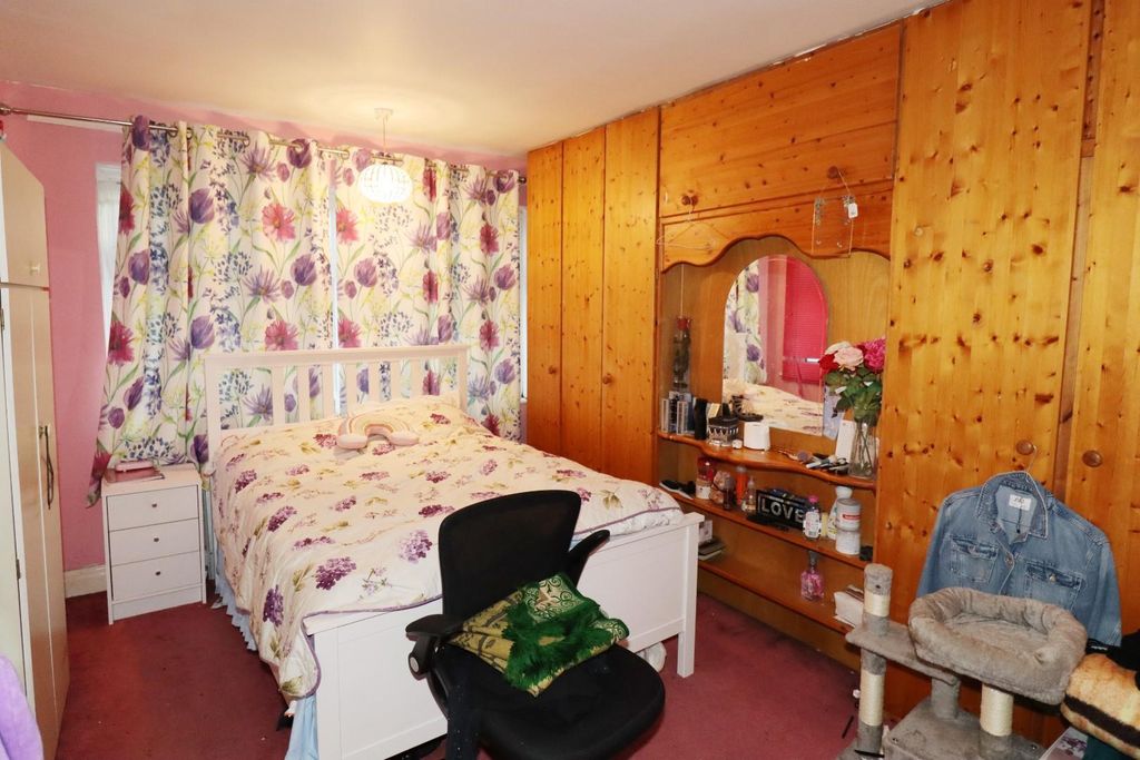 Property photo 2 of 10 Bed 1.Jpg