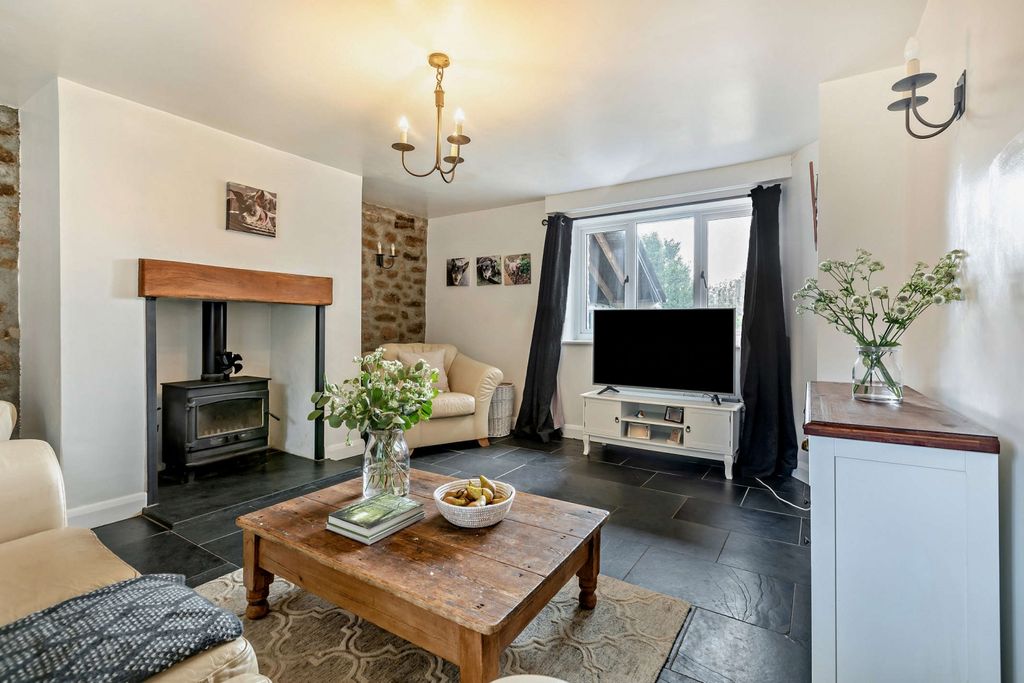 Property photo 3 of 34 8658521-Interior05-800