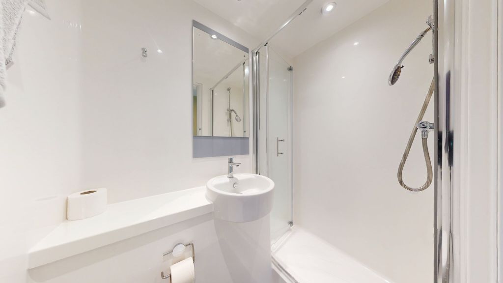 Property photo 2 of 18 Bathroom