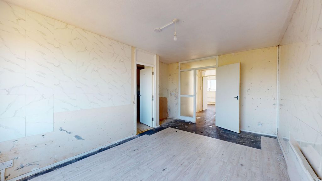 Property photo 3 of 12 215 Peabody Hill, Tulse Hill, London, Se21 8La