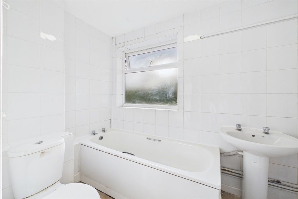 Property photo 3 of 8 Bathroom