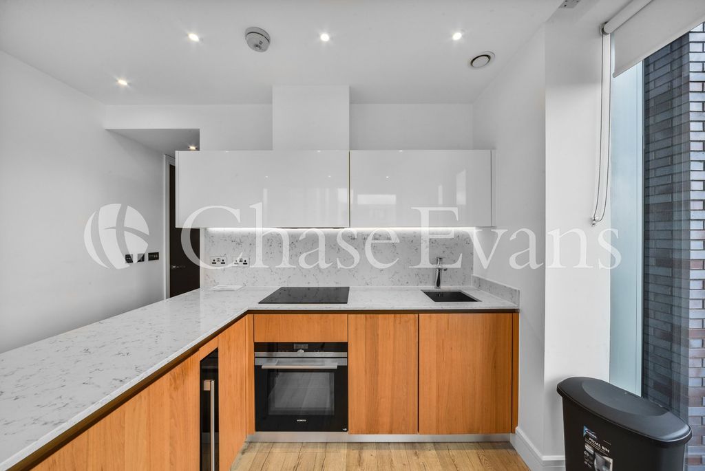 Property photo 3 of 11 Kitchen