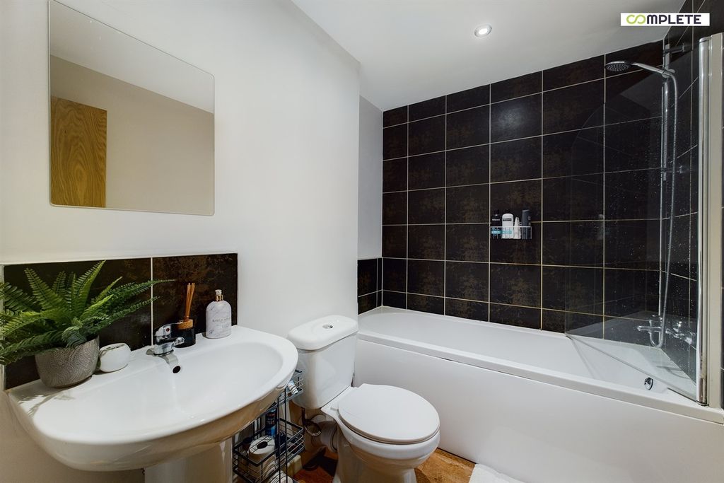 Property photo 2 of 17 (Main)