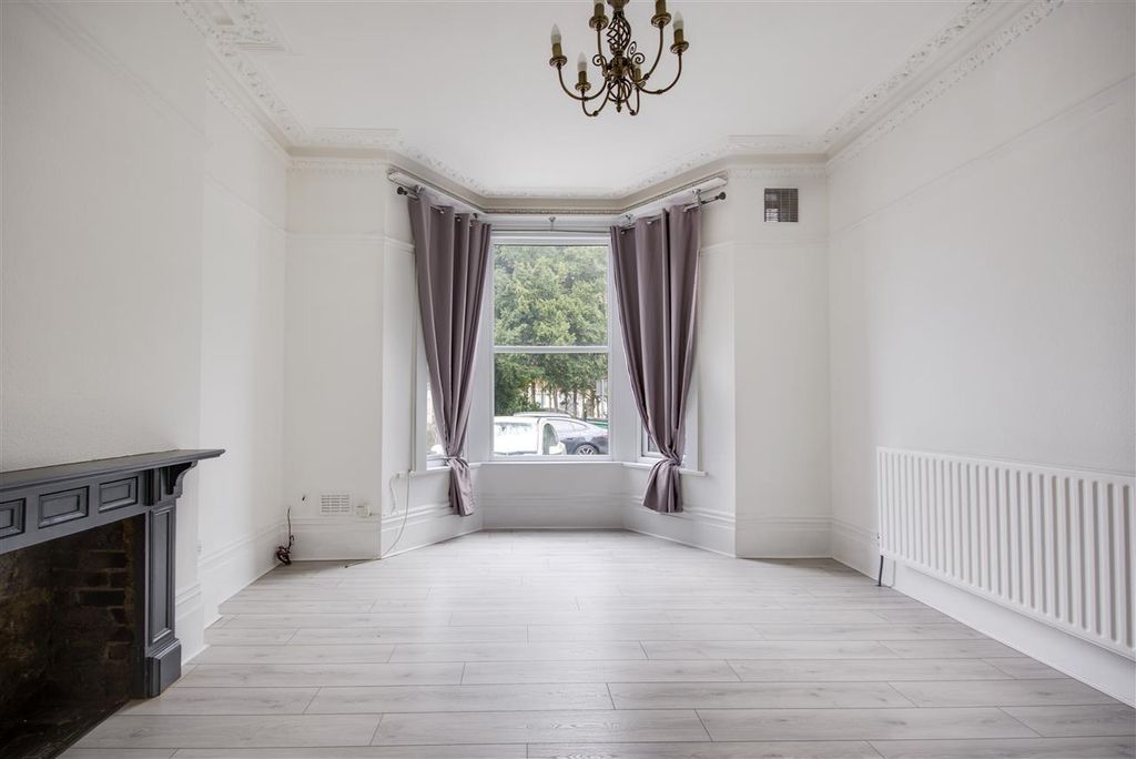 Property photo 3 of 7 Lounge