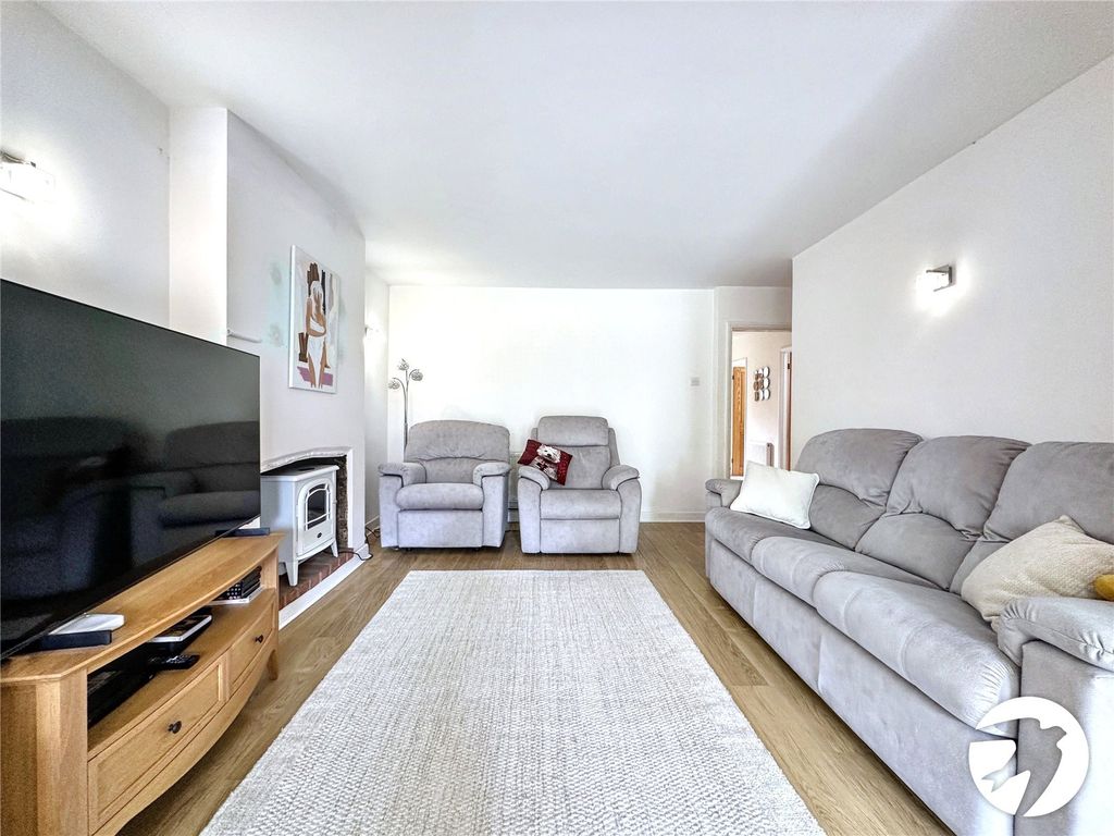 Property photo 3 of 13 Lounge
