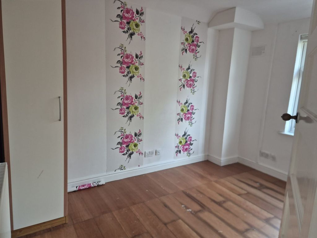 Property photo 2 of 5 Bedroom