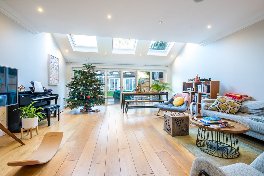 Property photo 2 of 28