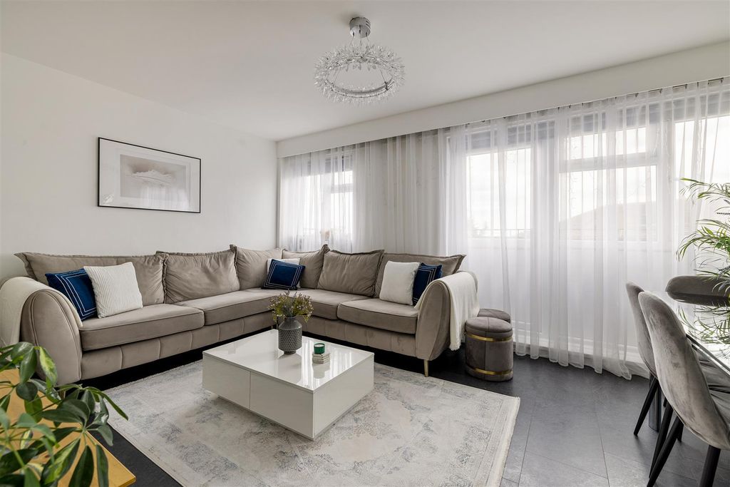 Property photo 2 of 24 Aldriche Way, E4