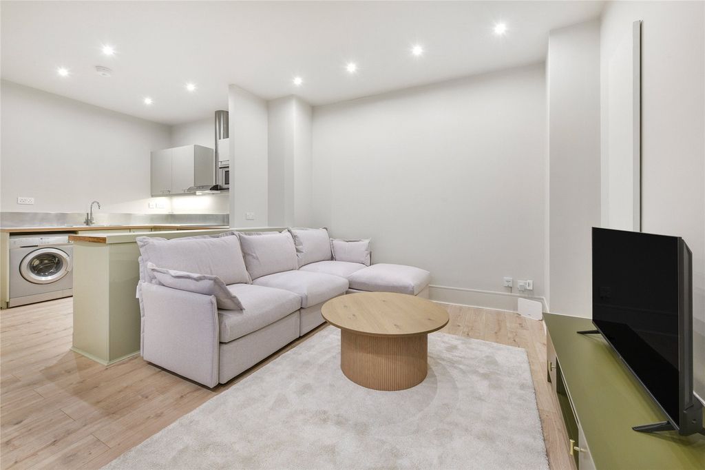 Property photo 2 of 17 Drury Lane