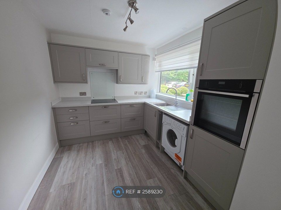 Property photo 3 of 9 Modern Kitchen