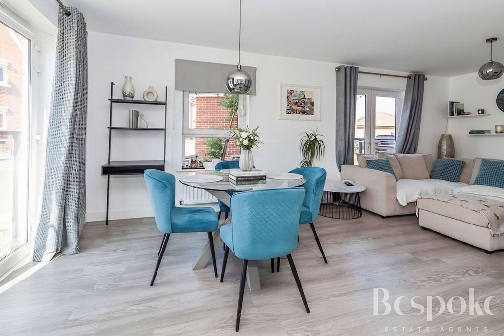 Property photo 3 of 19 Dining Area