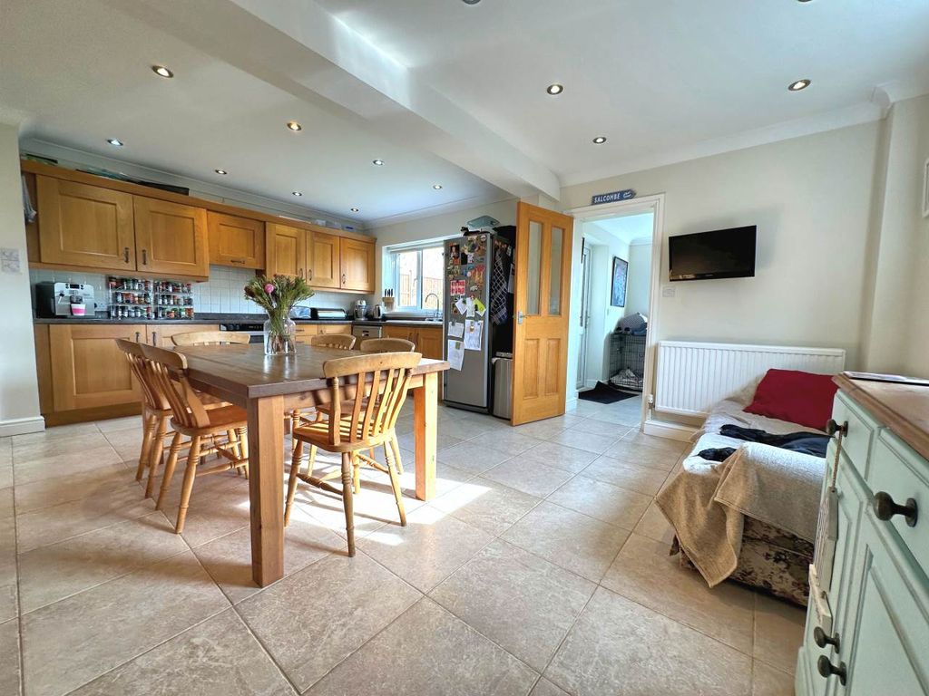 Property photo 3 of 20 Kitchen 2